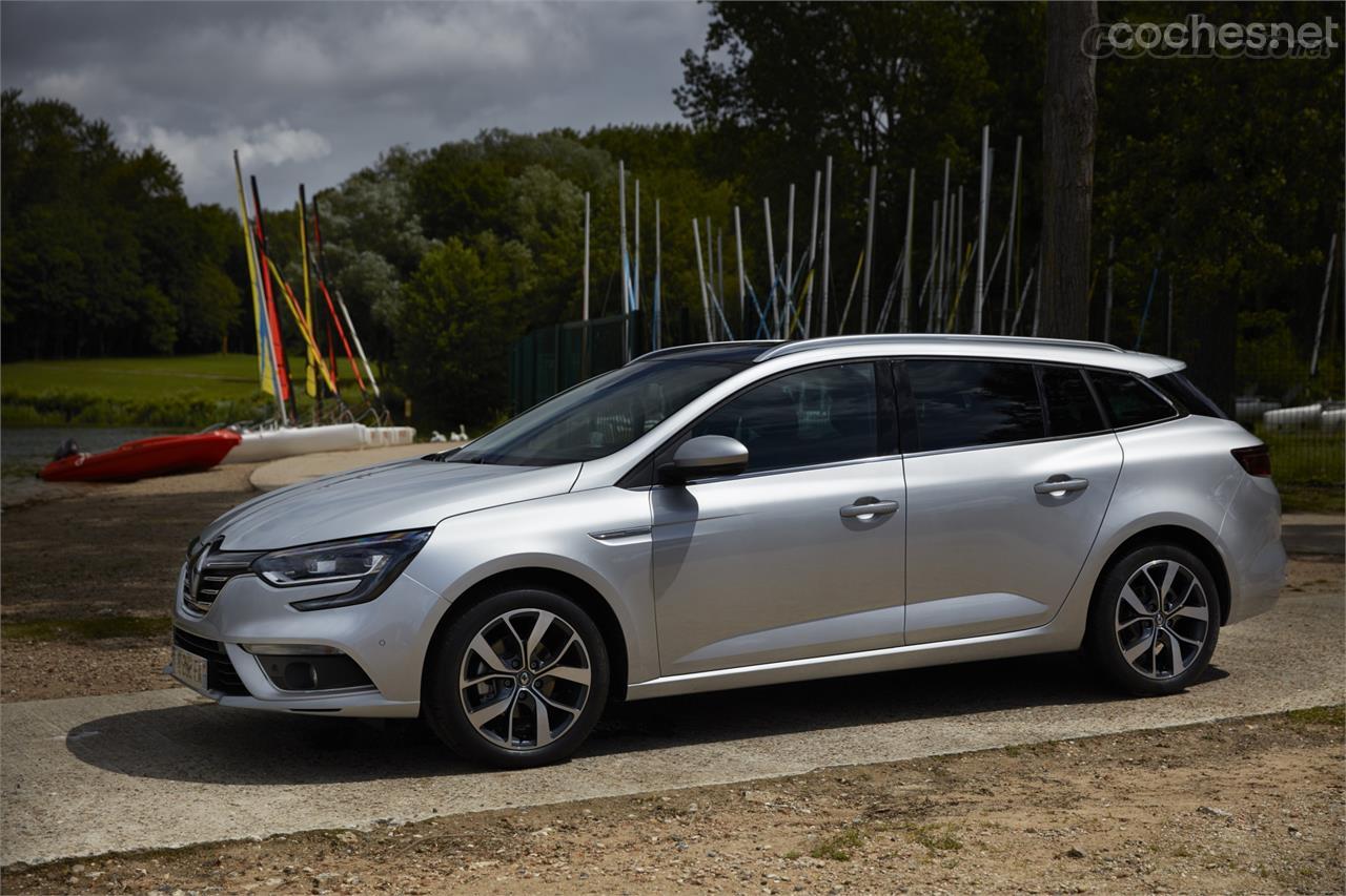 La carrocería break es 27 cm más larga que la "hatchback" con 4 cm extra de batalla.