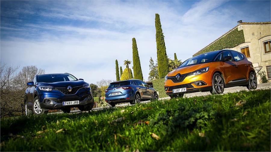 Comparamos las tres propuestas de familiares del segmento C de Renault. El Mégane Sport Tourer (en el centro) y el Scénic ( a la derecha) son completamente nuevos.