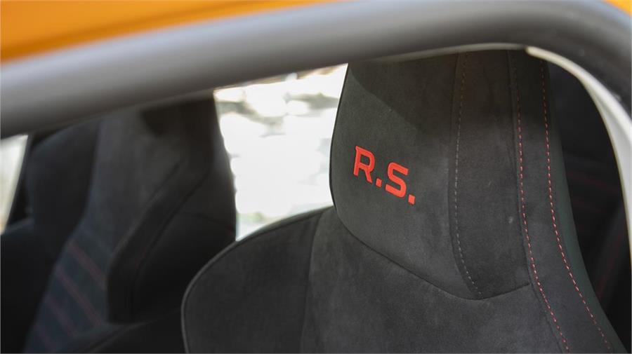 Hay buena atención al detalle. El logo R.S. está presente en los cabezales de los asientos. 