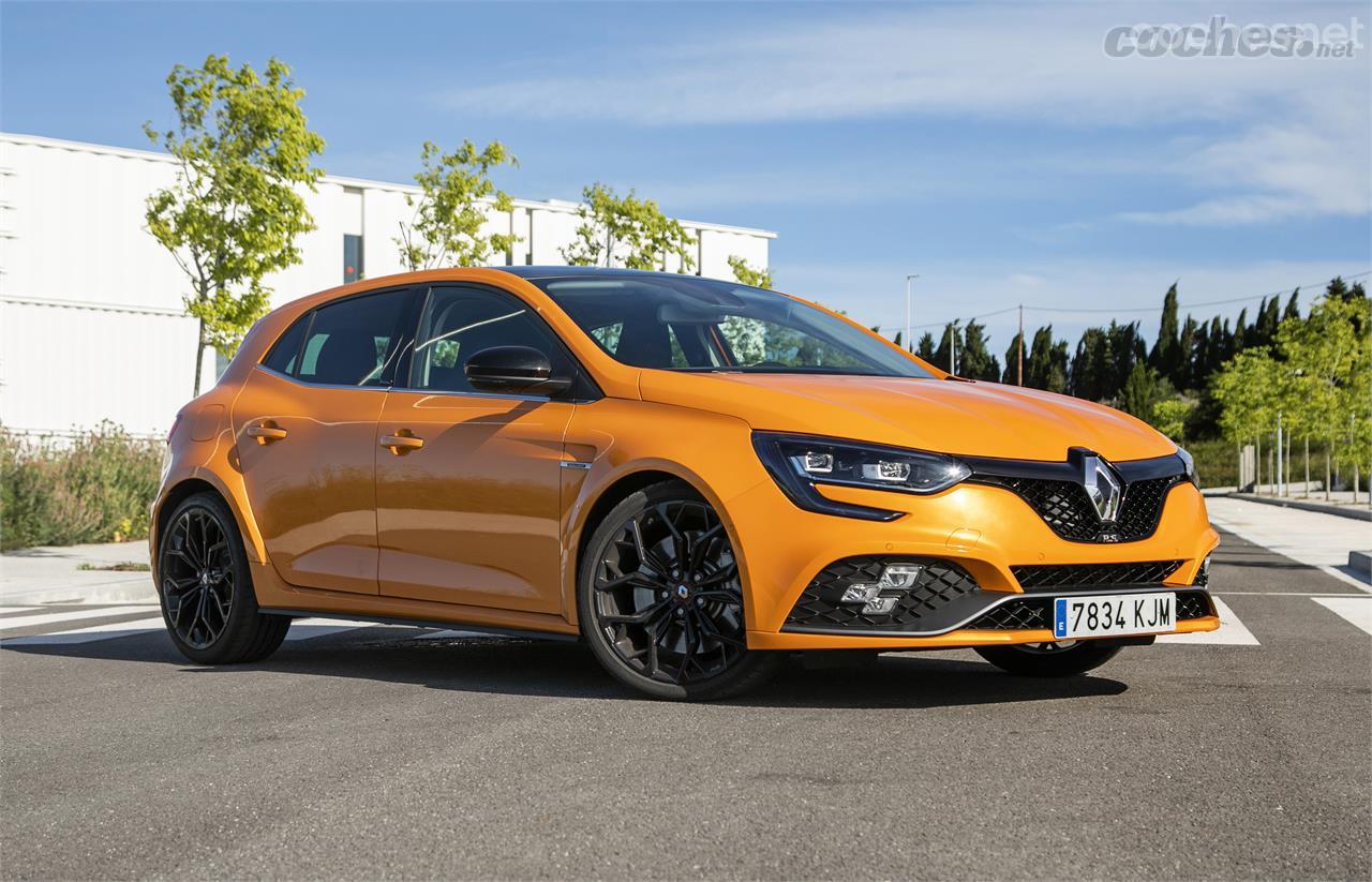 La nueva generación del Renault Mégane R.S. no pierde un ápice de estética deportiva. Pintado en color naranja gana en espectacularidad.  