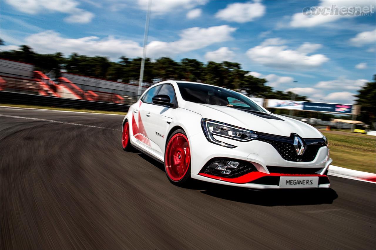 Pensado para carretera y circuito, el Trophy-R es casi un coche de pista con el que también se puede andar por la calle.