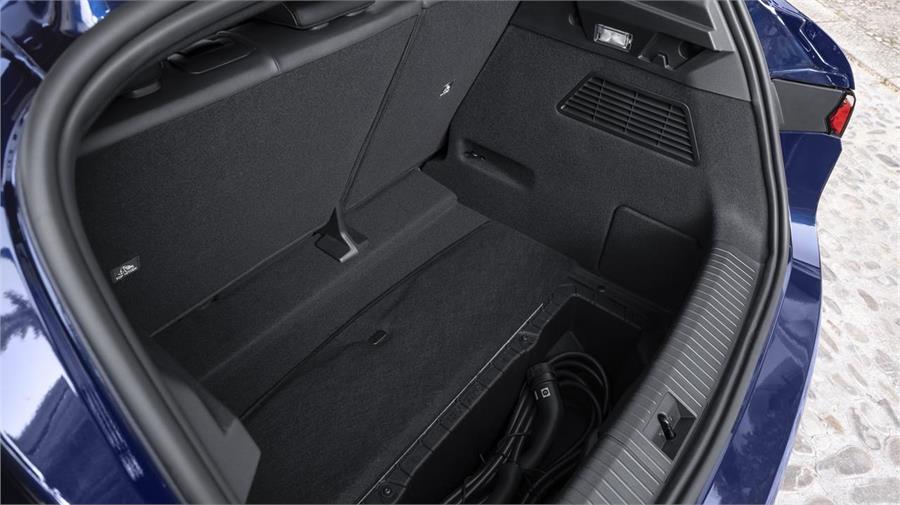El maletero de 440 litros cuenta con un espacio bajo el piso destinado a guardar las mangueras de carga.