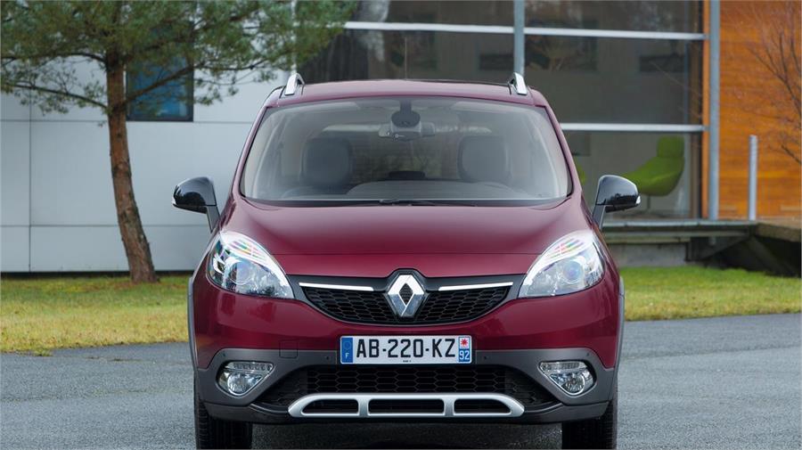 El frontal de este Scénic luce la nueva identidad de la marca, protagonizada por el gran logo de Renault en primer término. 