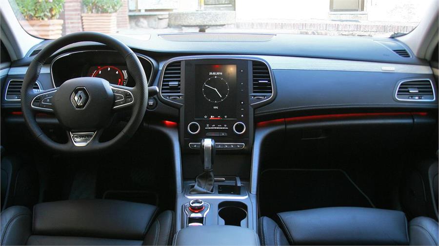 El interior del Talisman sigue la línea ya conocida en los últimos modelos presentados por Renault, especialmente el Espace. 
