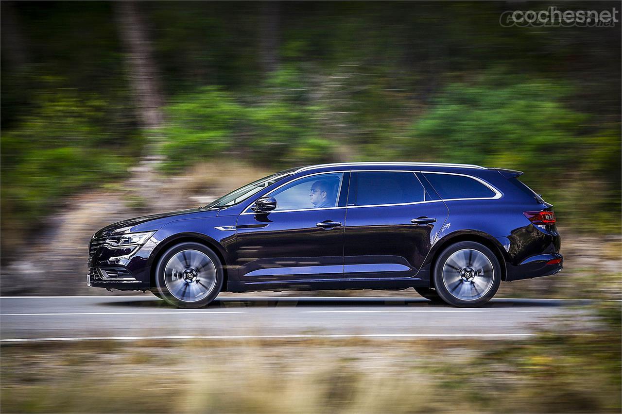 El confort es una de las grandes virtudes de este coche que, con la suspensión en modo normal o confort ofrece un rodar de lo más refinado.