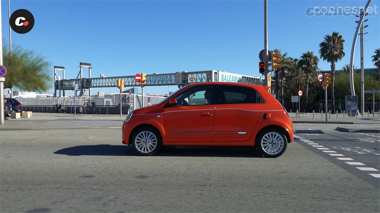 En ciudad es un coche muy ágil gracias a su reducido tamaño, una respuesta de motor muy buena y un radio de giro pequeñísimo.