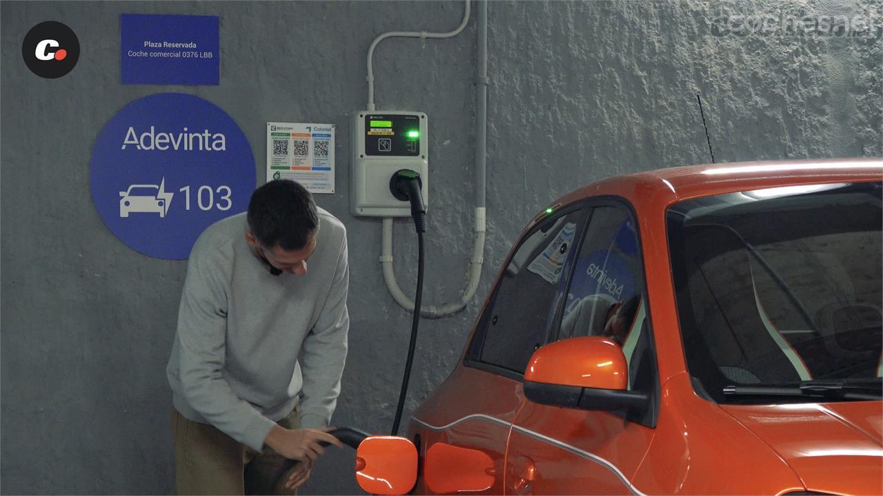 Durante nuestras pruebas, hemos obtenido un consumo medio de 14 kWh/100 km. Se puede cargar en un enchufe convencional o en un cargador de pared sin problema. No tiene carga rápida.