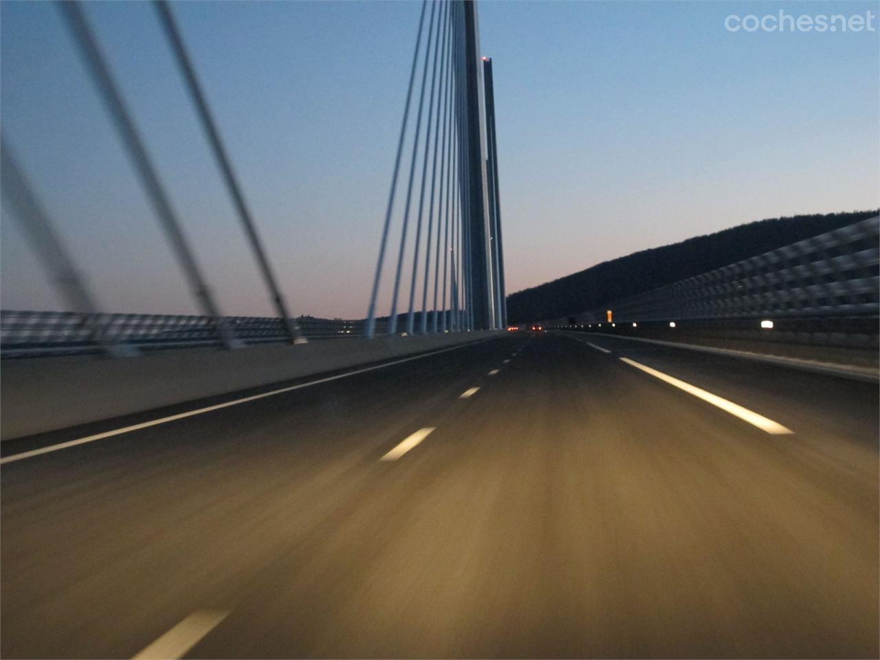 El viaducto de Millau, camino a París. En la imagen vemos la luz amarillenta que proyectan los faros halógenos del Passat BlueMotion.