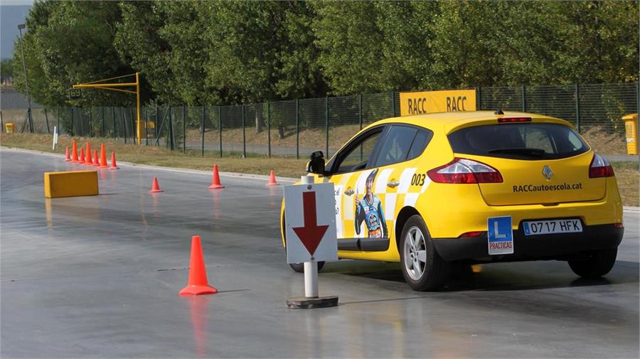 Asociaciones automovilísticas como el RACC, RACE y CEA ofrecen cursos de conducción para mejorar la formación