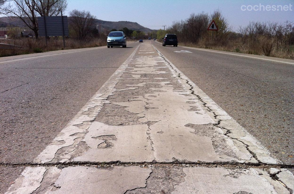 Una carretera en mal estado aumenta el riesgo de accidente aún más con mal tiempo