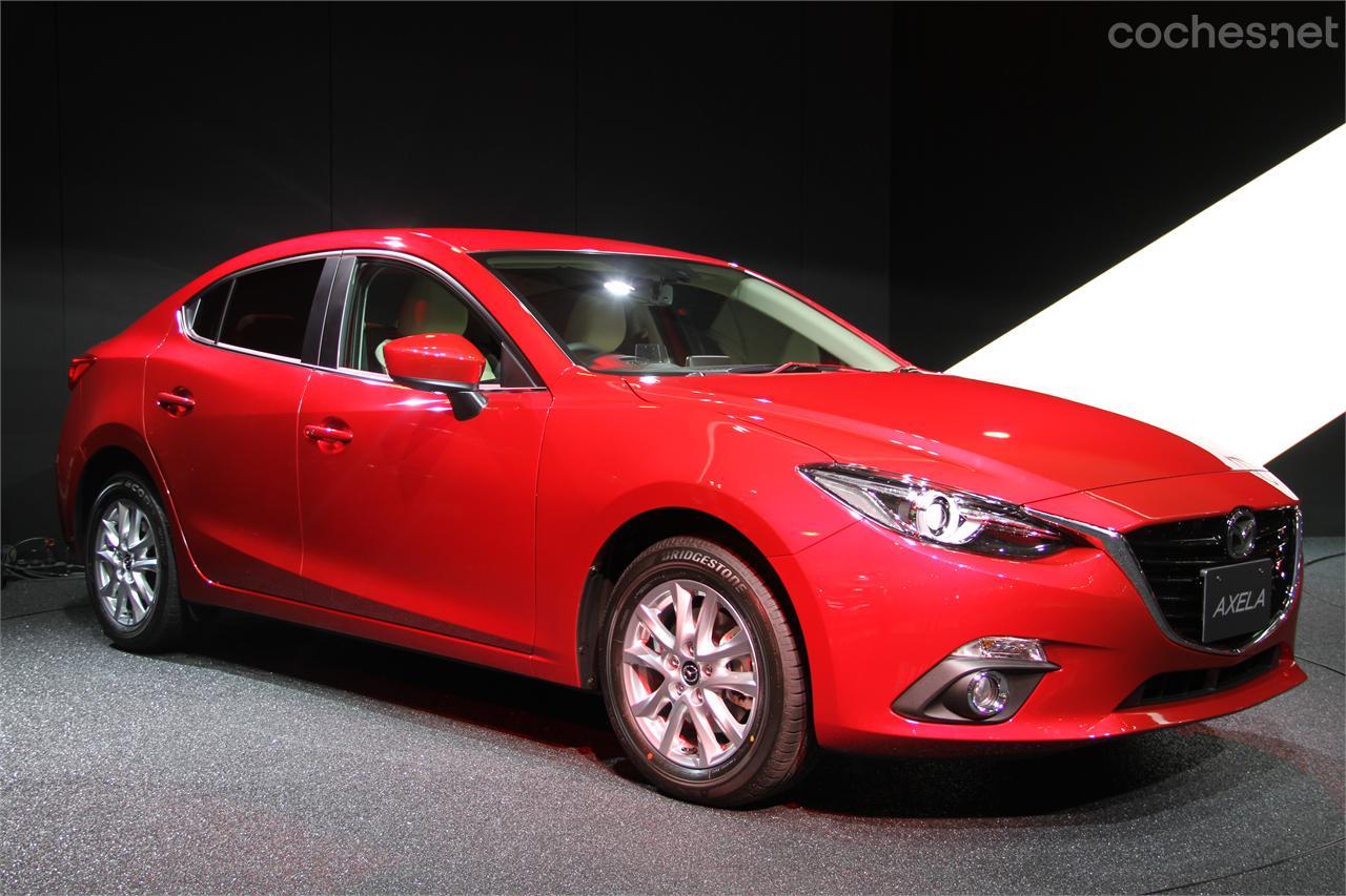 Bajo la marca Axela, Mazda presenta la version híbrida del Mazda 3. 