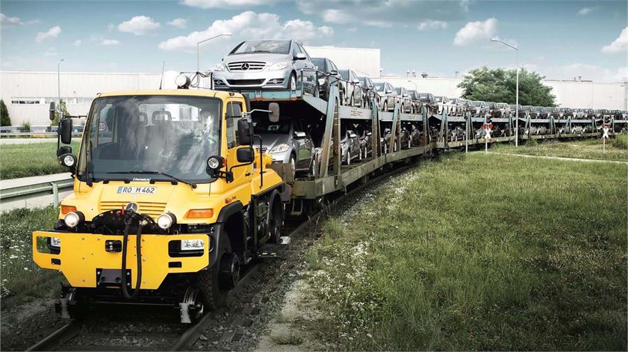 La versión Dual-Mode puede circular por la vía de un tren y es capaz de arrastrar un conjunto de vagones de hasta 1.000 toneladas de peso.