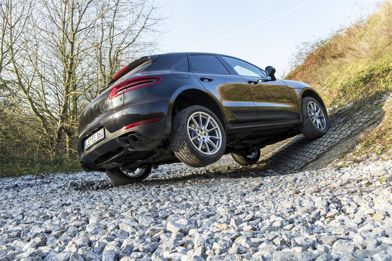 En el circuito que el ADAC tiene en la localidad alemana de Grevenbroich, a medio camino de Colonia y Düsseldorf pudimos comprobar las aptitudes off-road del Macan.