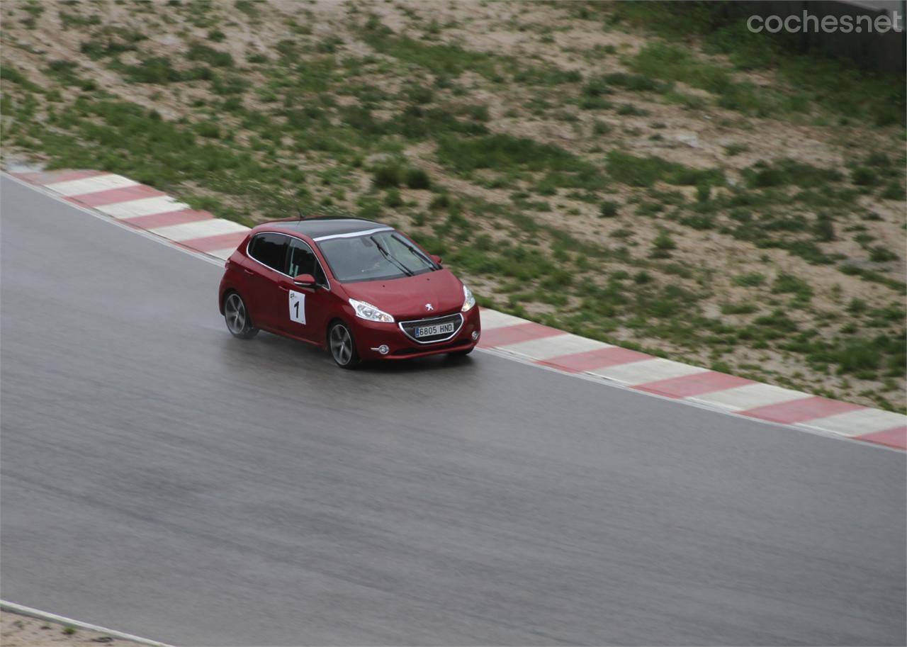 Nuestro 208 e-HDi demostró conjugar un motor muy sobrio con un chasis muy bueno.