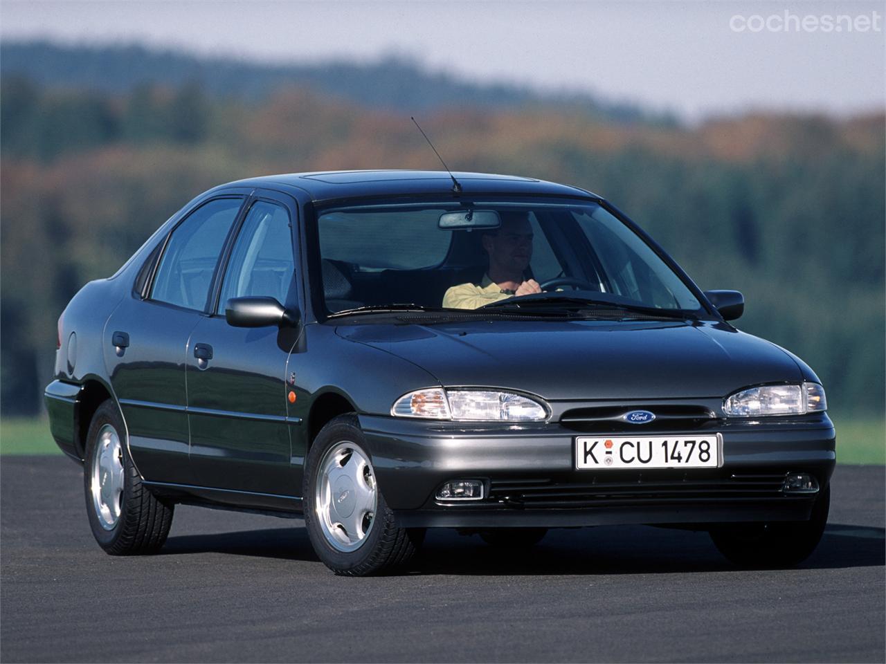 El Mondeo representaba la apuesta de Ford por una nueva línea de diseño y por la tracción delantera en el segmento.