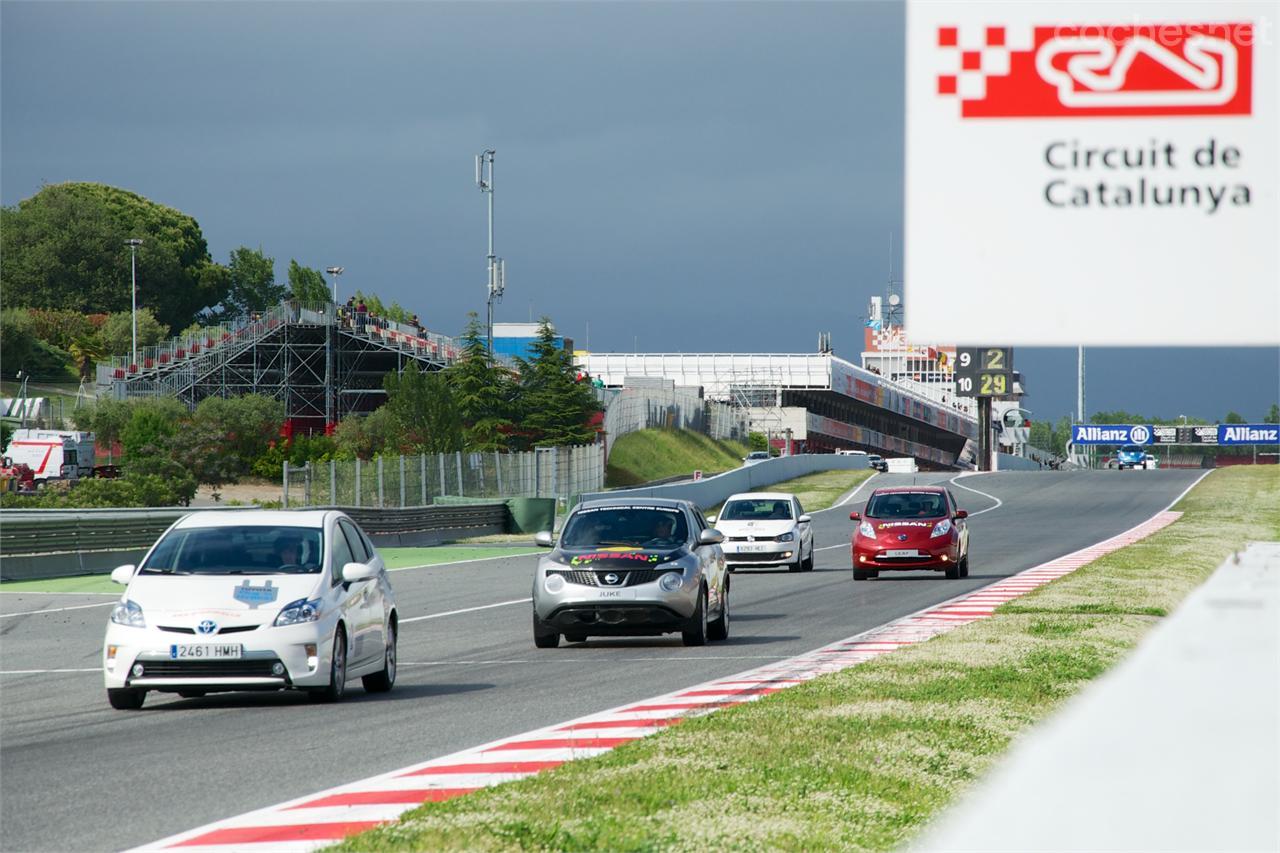 Inscripción récord en Montmeló con nada menos que 28 coches en pista. En primer término el Prius que terminó en la segunda posición.