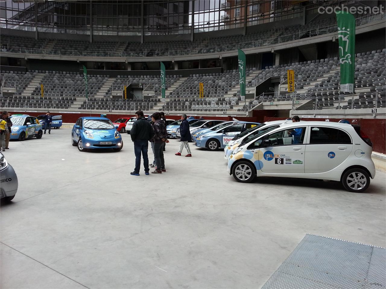 La plaza de toros de Vitoria-Gasteiz se convirtió en parque cerrado tras las verificaciones técnicas de cada modelo