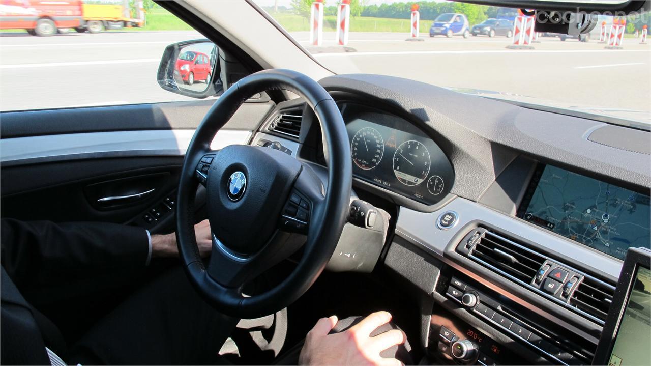 Esta es la técnica de conducción de un coche equipado con el Highly Automated Driving Mode, manos a las rodillas y vista al frente.