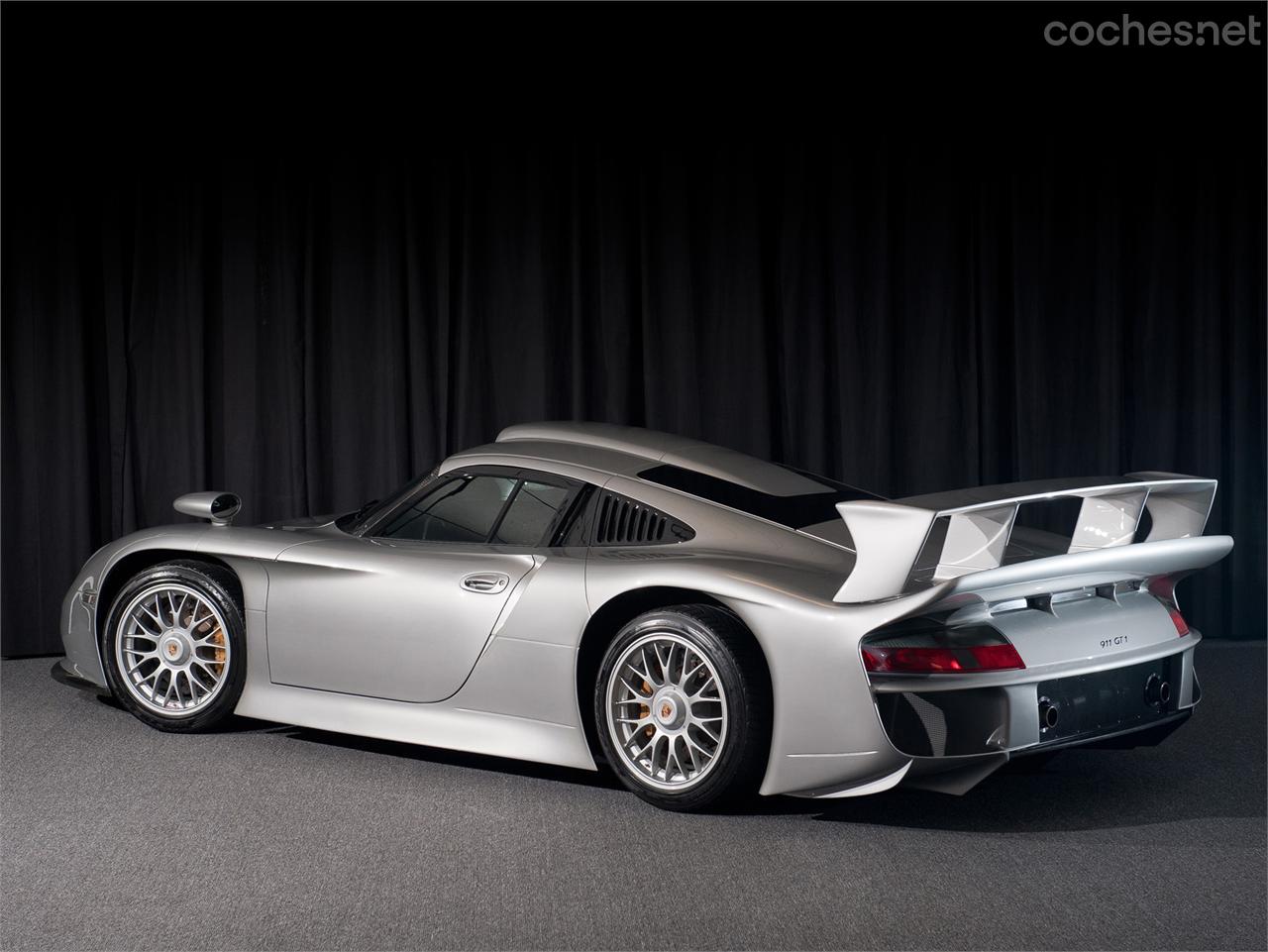 El 911 GT1 Evo es el 911 de calle más radical jamás fabricado. El motor en lugar de colgar por detrás del eje trasero está ubicado en posición central trasera.