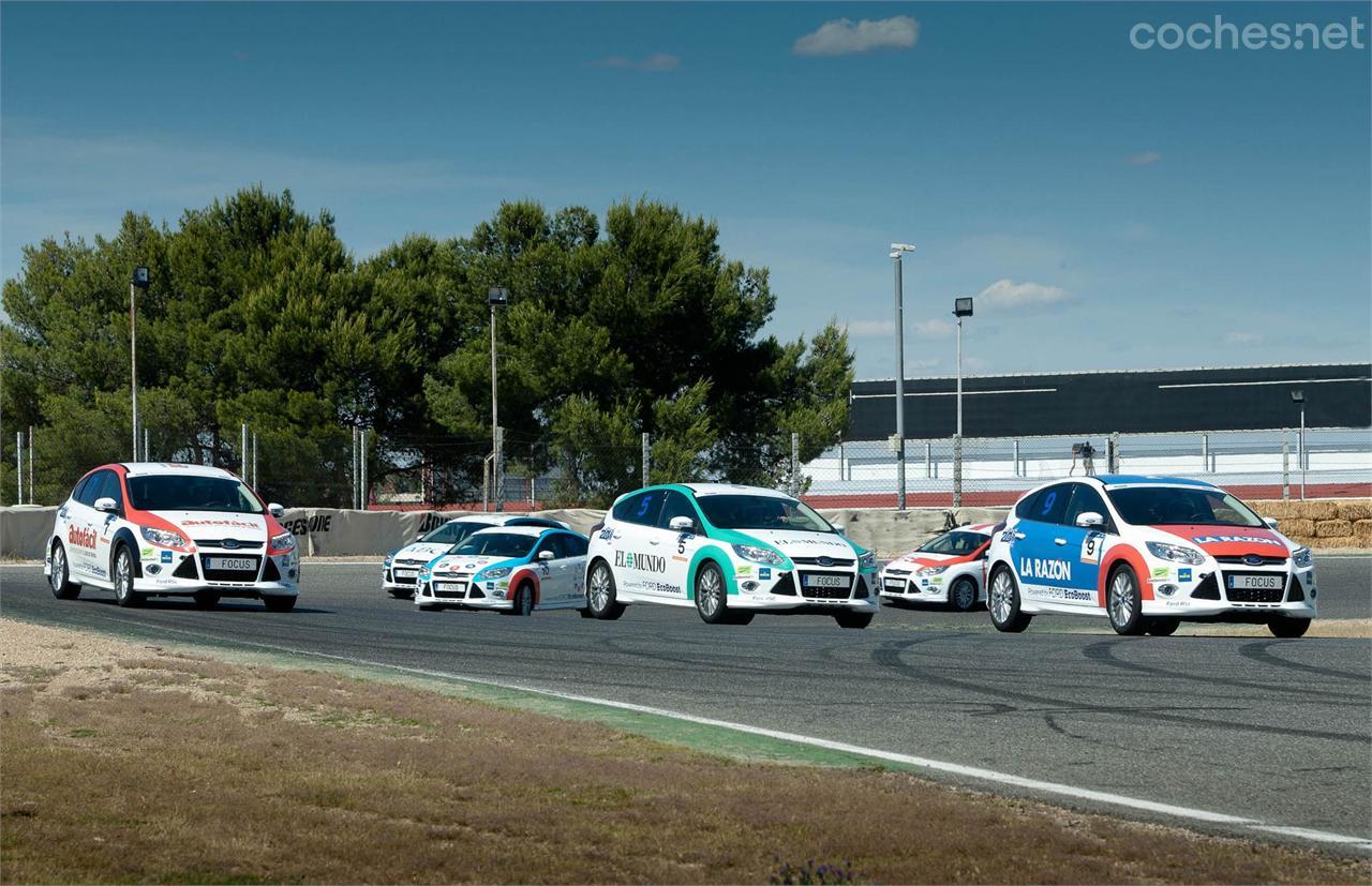 La segunda curva de la primera vuelta. Los coches intentando tomar posiciones...