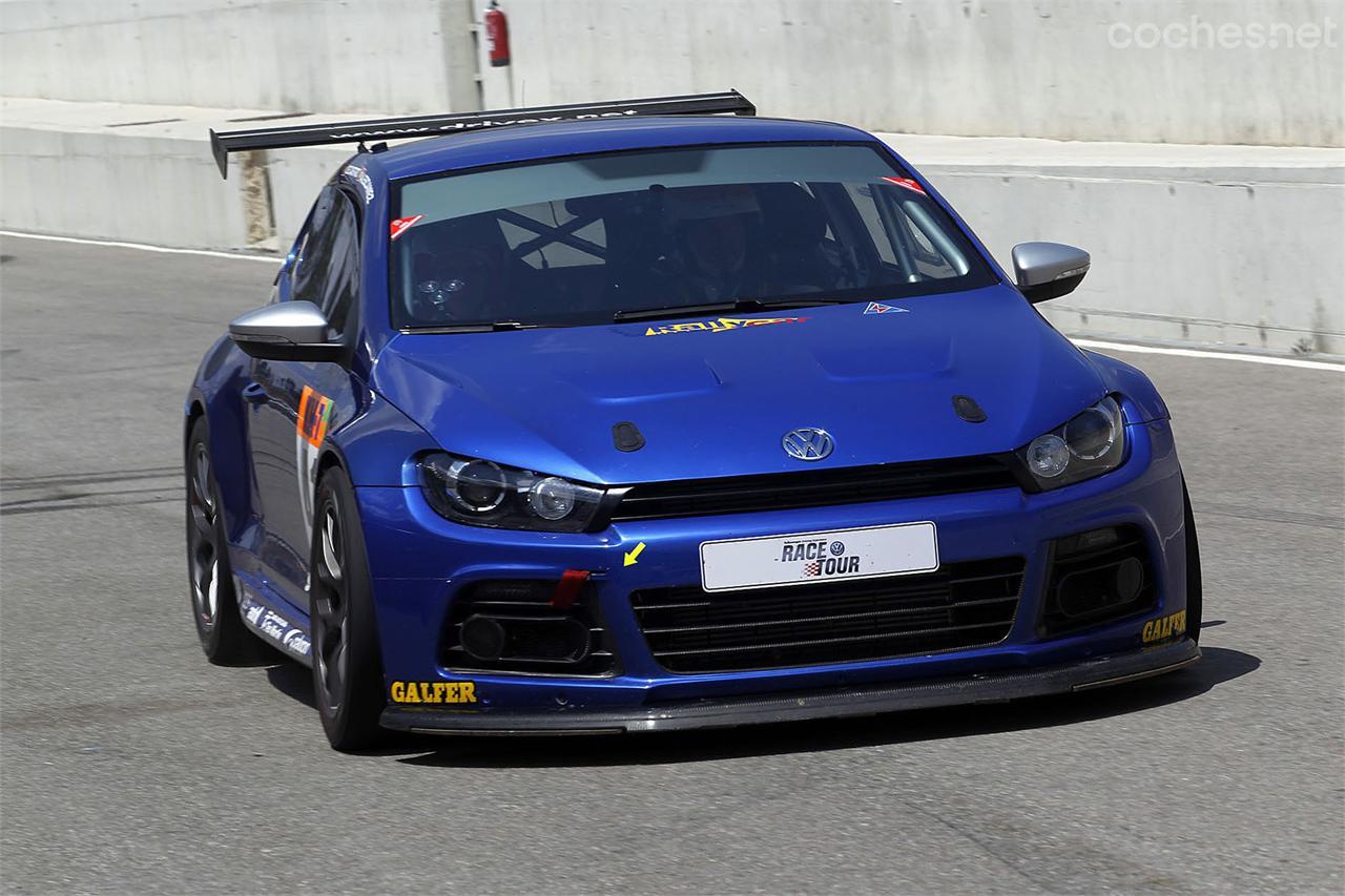 Sólo los más rápidos en la prueba del Beetle Cabrio se subieron de copiloto al Scirocco GT24 con Miguel Ángel de Castro al volante, coche con el que de Castro compite en el CER esta temporada.