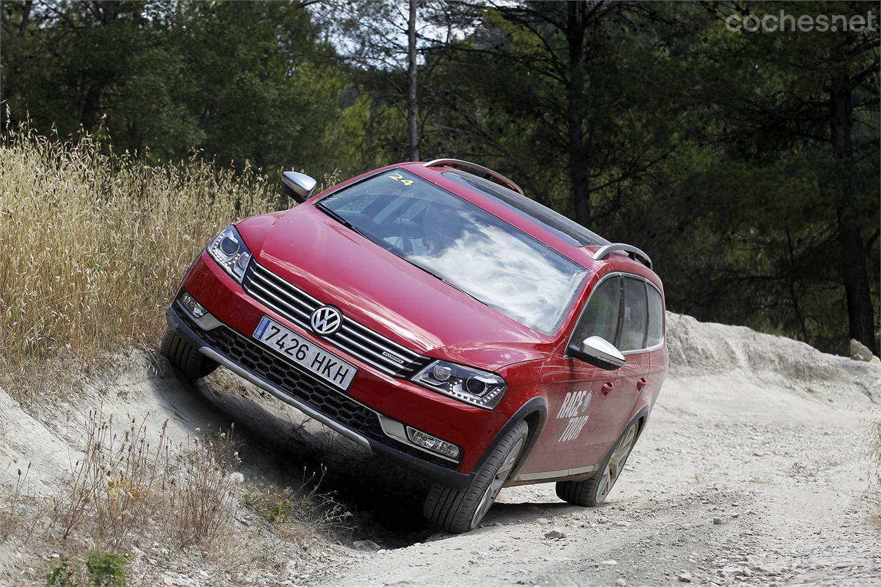 El Passat Alltrack nos sorprendió por sus buenas aptitudes camperas en una pista no asfaltada de mediana dificultad.