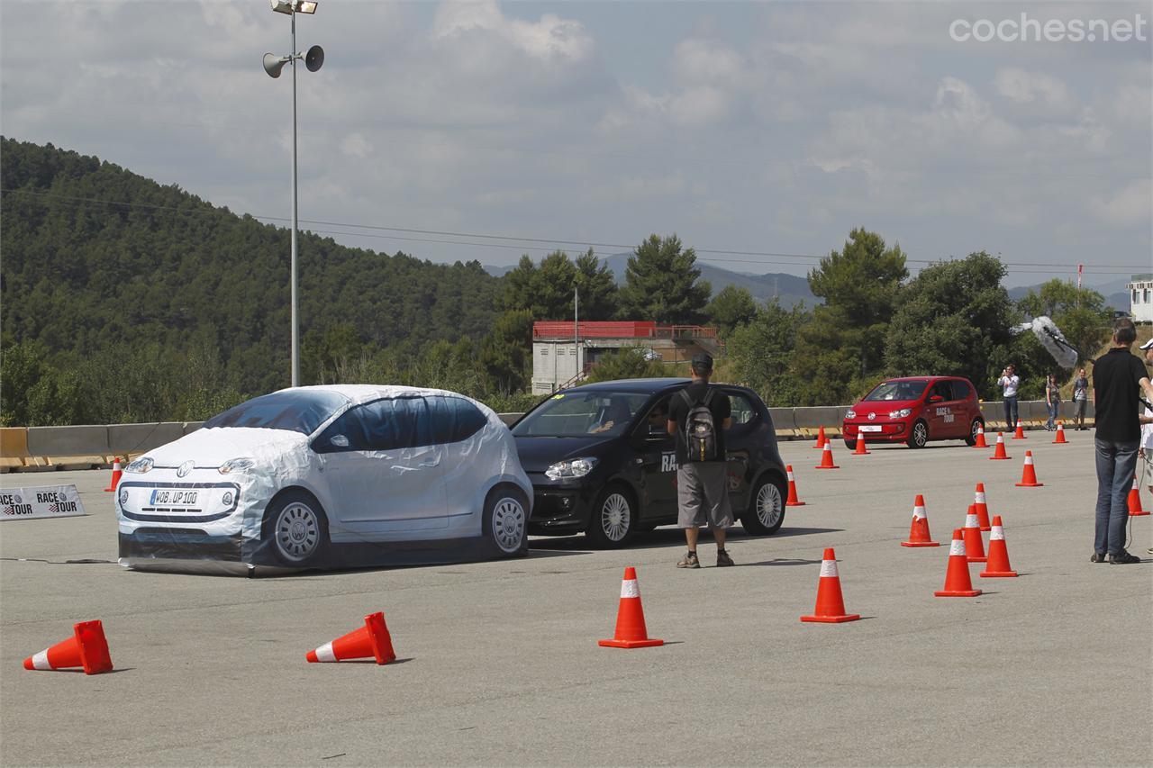 Al volante del Up aceleramos hasta 30 km/h y seguimos con el pie sobre el acelerador hacia un cojín de aire con forma de Up justo antes impactar el coche frena solo. Impresionante.