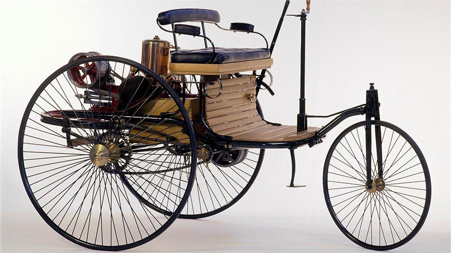 El primer automóvil patentado del mundo. Su inventor, un tal Karl Benz, de Manheim.