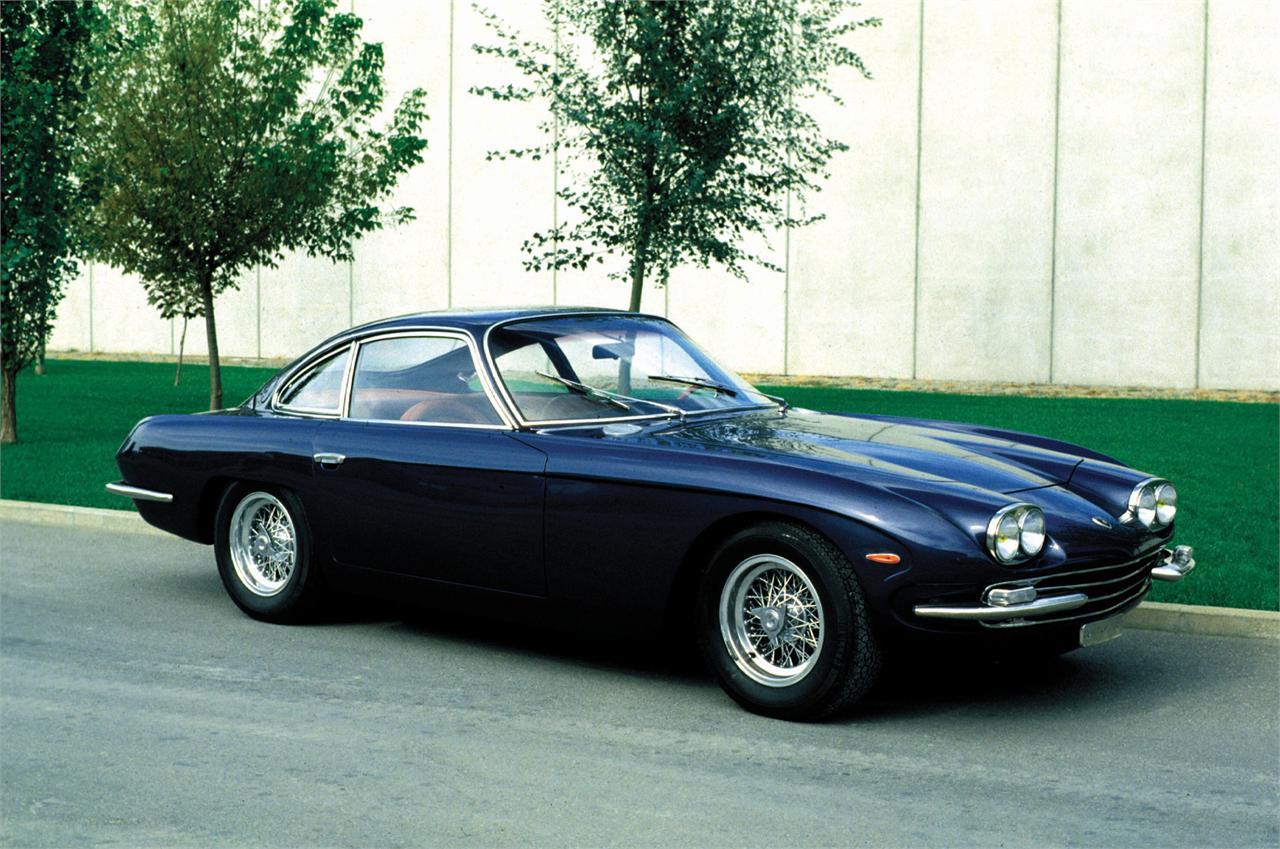 La cilindrada del V12 concebido en 1963 por Giotto Bizzarini creció de 3,5 a 4 litros en 1966 de la mano del 400 GT. La versión más popular de este modelo fue la carrocería 2+2.