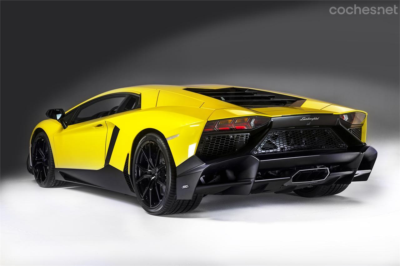 En el Salón de Shanghai de 2013 Lamborghini presentó el LP720-4 50º Aniversario, una versión especial del Aventador de la que sólo se fabricarán 100 unidades.