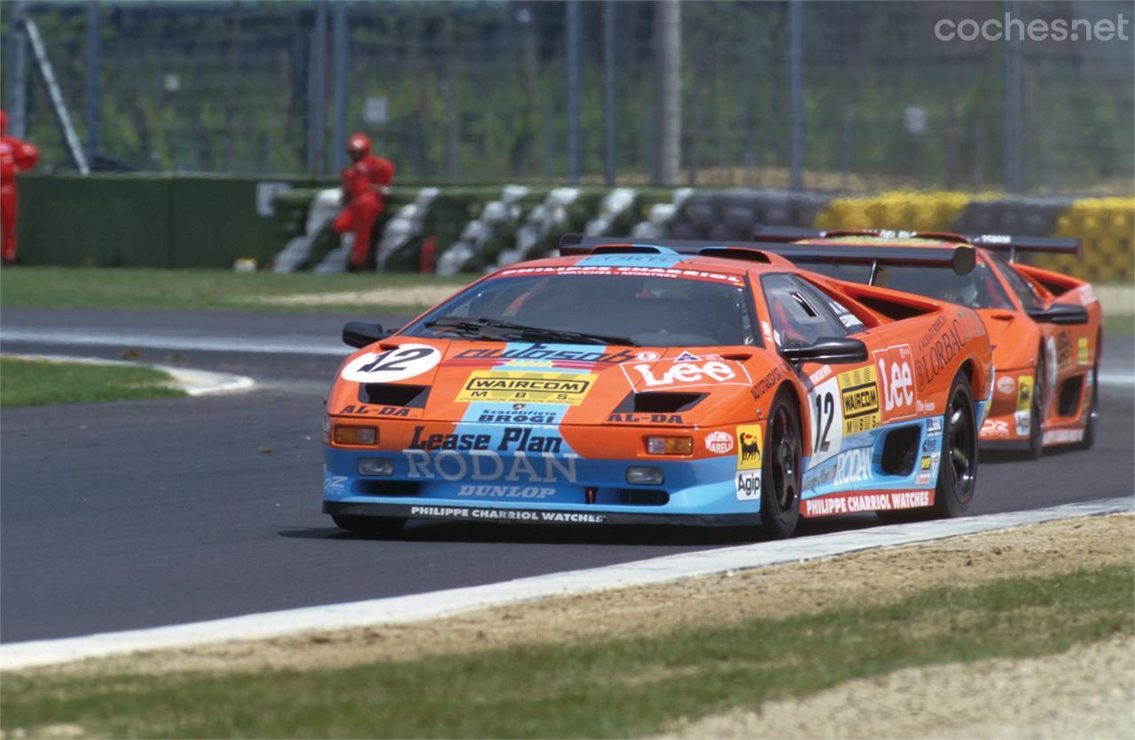 El Diablo SV-R fue escogido por Lamborghini para adentrarse en el mundo de los GT. Con este modelo el año 1996 el francés Stephane Ratel organizó la primera edición del Lamborghini Diablo Trophy.