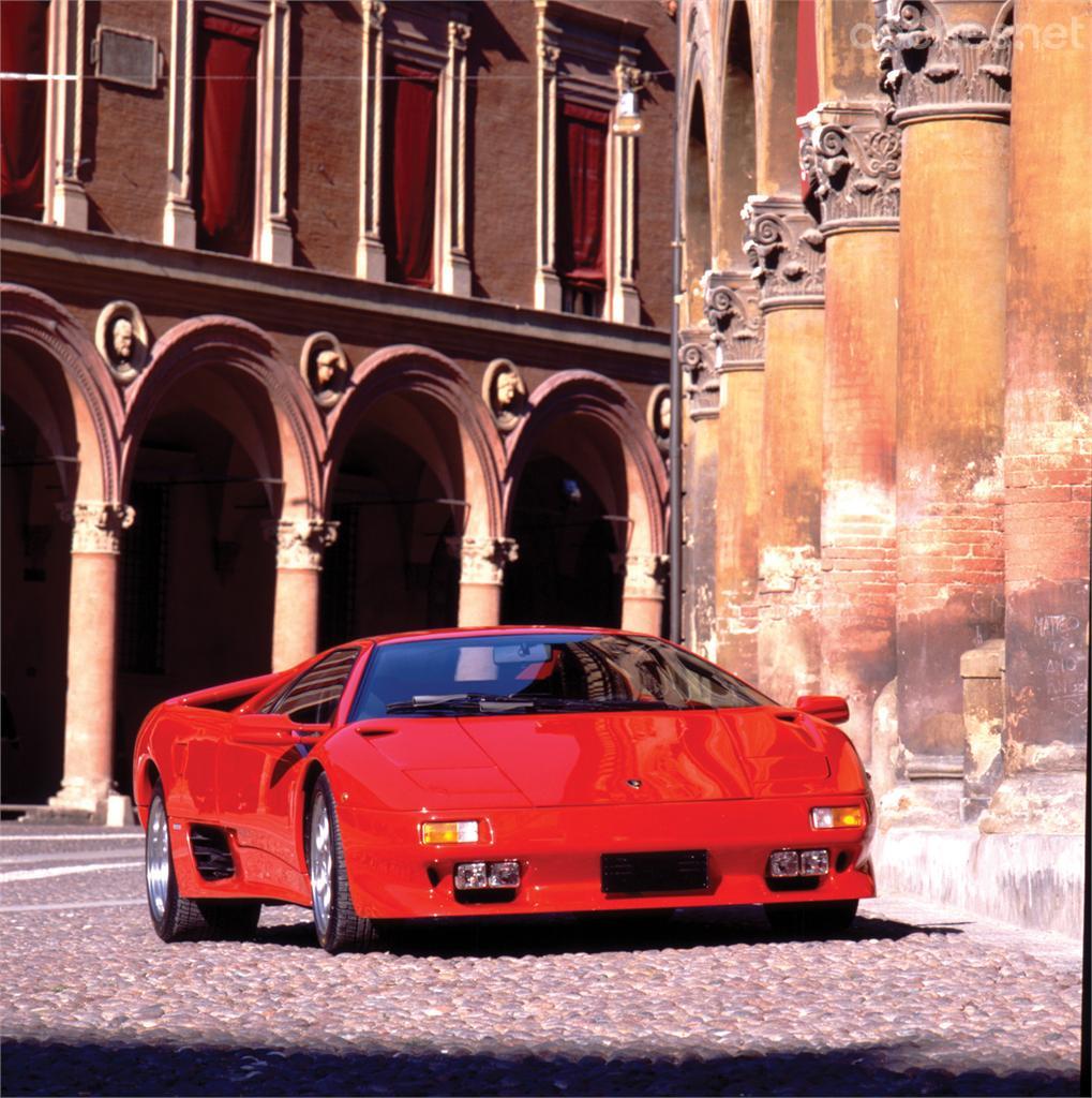 La última gran obra del genial diseñador italiano Marcello Gandini en Lamborghini fue el Diablo presentado en 1990. Su línea aguantó muy bien el paso del tiempo a lo largo de 11 años.