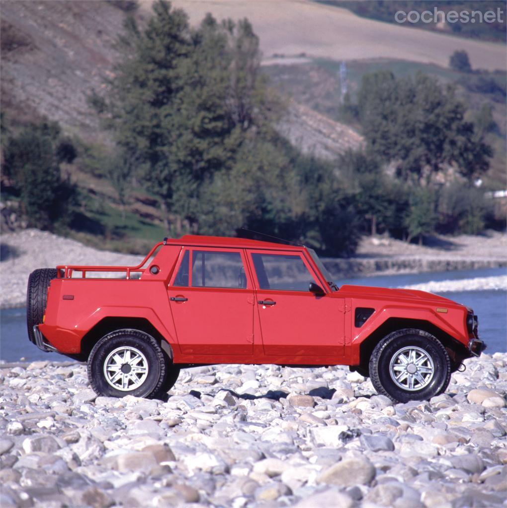 ¿Hay mejor definición que Rambo Lambo? No, ¿verdad? Basado en el concept Cheetah y en los prototipos LMA, el LM002 con su V12 delantero sigue siendo a día de hoy uno de los 4X4 más salvajes del mundo.