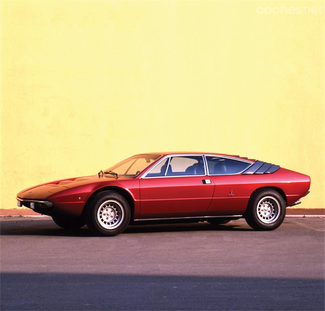 La línea afilada del Urraco también salió del estudio de diseño de Bertone siguiendo la moda de la época conocida como "wedge-style", una moda iniciada por el prototipo Alfa Romeo Carabo de 1968.