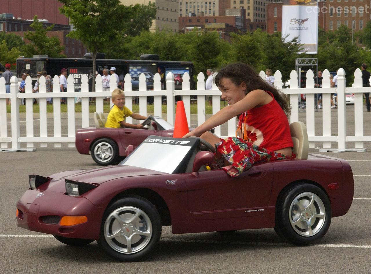 Dorel Juvenile comercializa un Corvette con motor eléctrico como el de esta imagen y la firma Step2 fabrica una cama con forma de Corvette para los más peques de la casa. ¡Quien fuera niño!