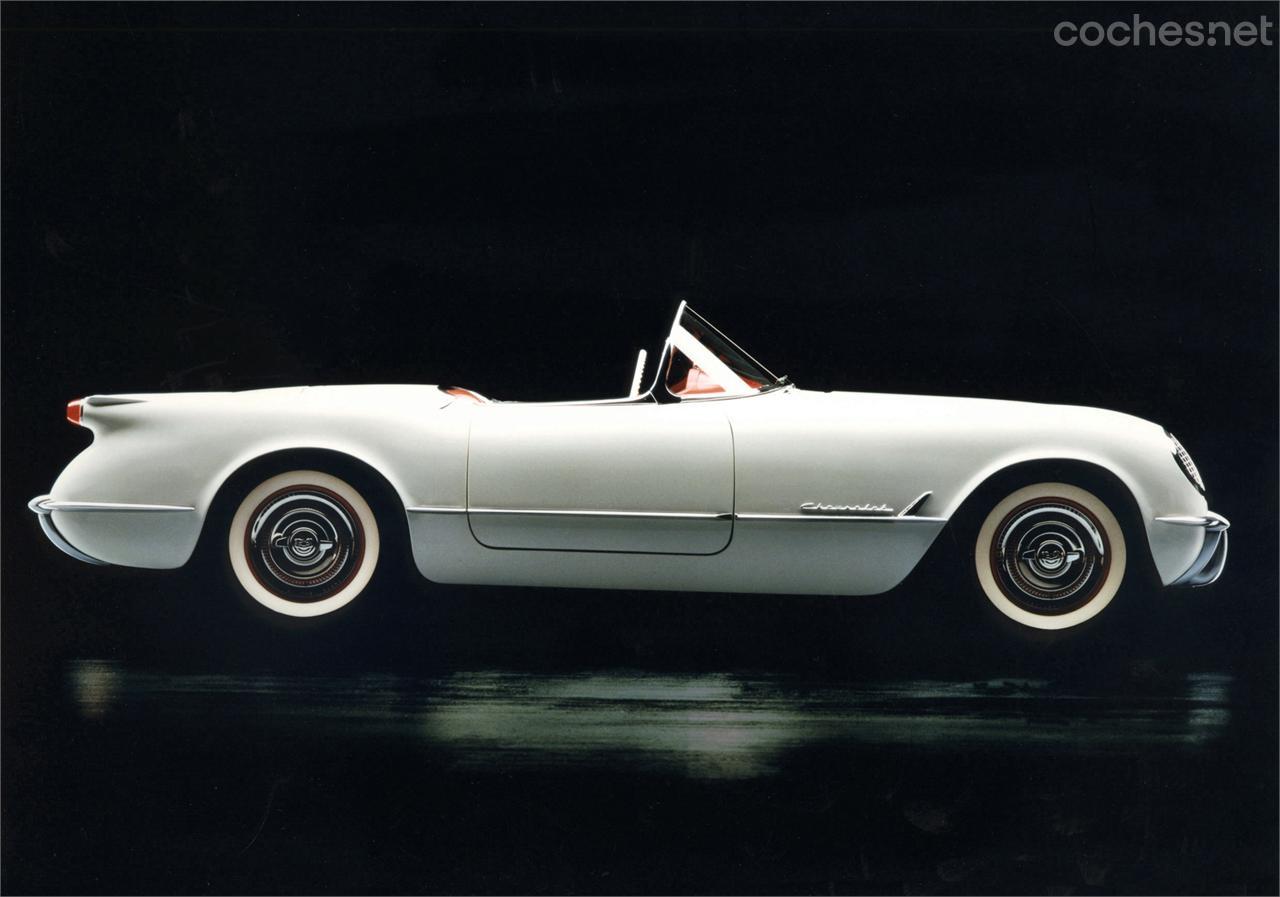 El Corvette fue presentado en 1953 con un motor de seis cilindros en línea de 3,9 litros y 155 CV. A partir de 1955 se ofreció como opción un V8 small block de 4,3 litros.