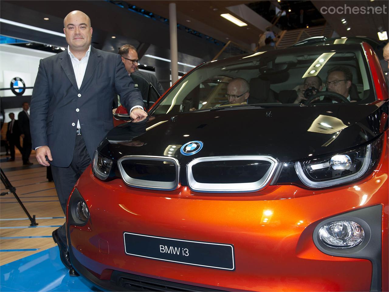 Manuel Sattig, product manager de BMWi, frente al primer eléctrico de BMW fabricado en serie, el BMW i3.