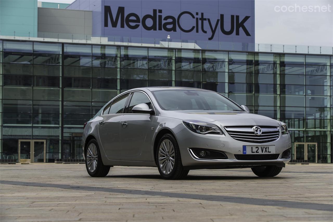 En el Reino Unido los Opel cuentan cambian el volante a la derecha y el rayo del frontal por el animal mitológico del logotipo de Vauxhall, el grifo.