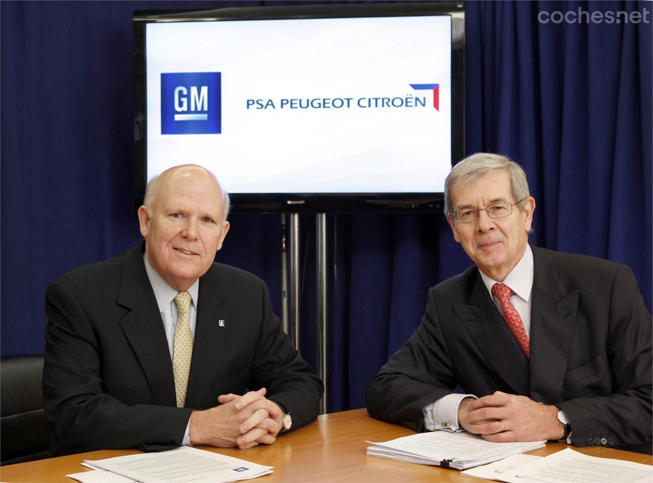 Dan Akerson (izquierda) y Philippe Varin, máximos responsables de GM y PSA en la firma del acuerdo de colaboración entre ambos grupos.