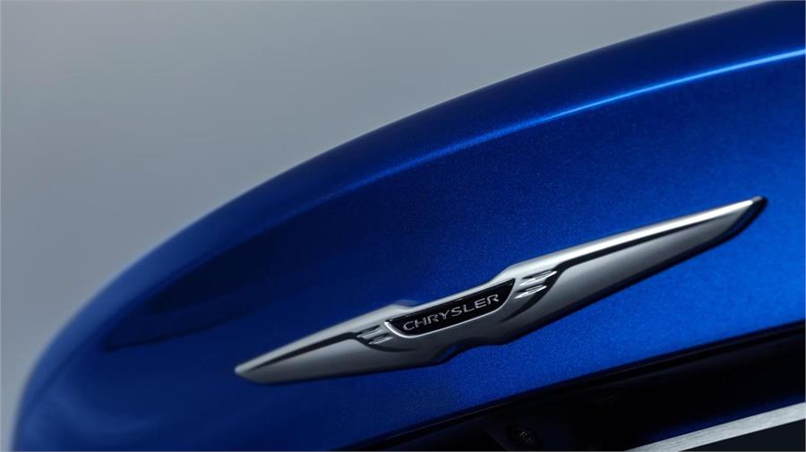 Antes identificábamos a Chrysler con el logotipo del pentágono. Desde hace ya unos años que sus modelos lucen unas alas de color plateado, en esta ocasión bastante parecidas a las de Aston Martin.