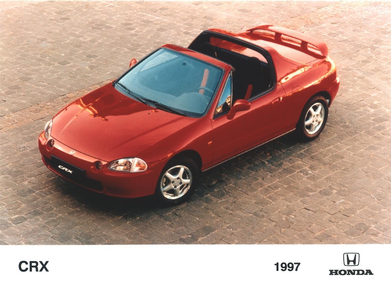 Entre 1992 y 1998 Honda comercializó el Civic del Sol o CRX, basado en el Civic, con un techo targa plegable con sistema eléctrico. Era metálico y se escondía en el interior del portón.