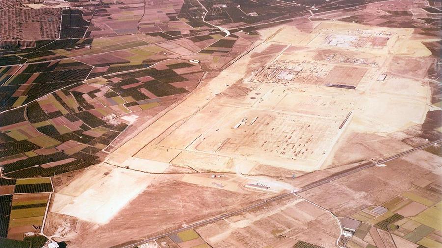 Los terrenos de la planta de Almusafes con una extensión de 270 hectáreas estaban formados por 636 huertos. En enero de 1974 se iniciaron los trabajos de explanación.