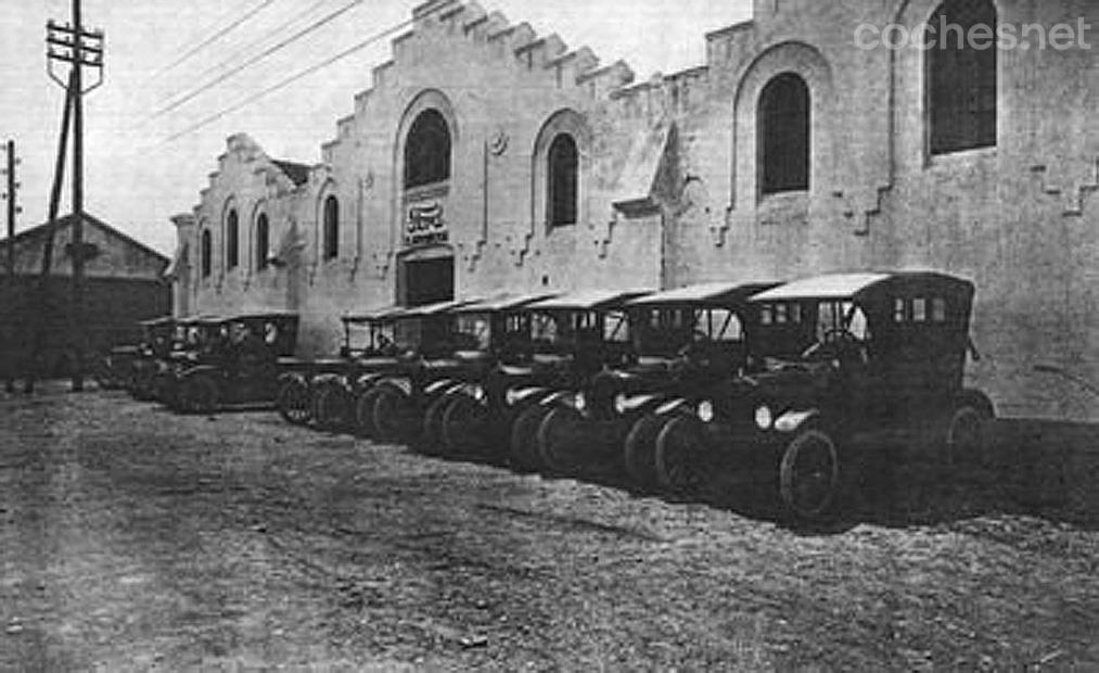 En 1920 se inició la producción de Ford en España, estamos hablando del modelo T en la factoría de Cádiz.