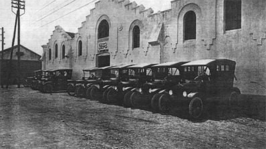 En 1920 se inició la producción de Ford en España, estamos hablando del modelo T en la factoría de Cádiz.