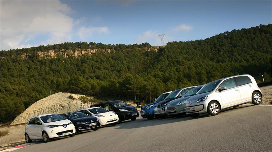 Nuestros ocho coches en el circuito de Castellolí, donde empezó y terminó la prueba de autonomía.