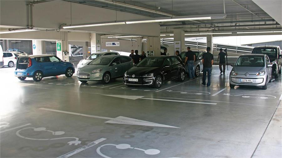 La tienda de IKEA de Sabadell es uno de los pocos puntos en España donde es posible cargar ocho coches eléctricos al mismo tiempo.