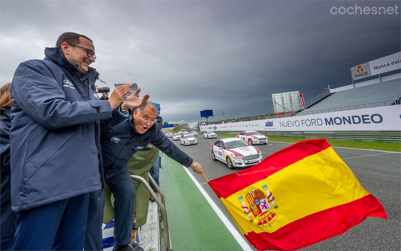 El presidente de Ford, José Manuel Machado (agitando la bandera), y el Embajador de los Estados Unidos en España, James Costos, en primer término. dieron la salida a la prueba.