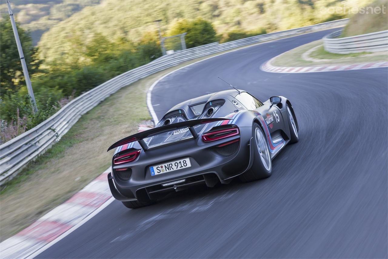 Marc Lieb pilotó el 918 Spyder a una velocidad media de 179,5 km/h y  batió el record que ostentaba el Gumpert Apollo Sport (7 minutos y 11 segundos). 