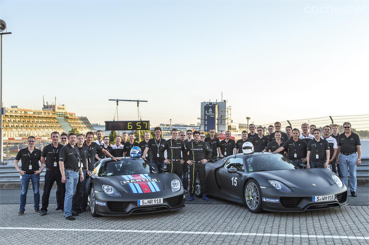 Todo el equipo de Porsche celebró el éxito; el marcador indica el tiempo que el Porsche 918 Spyder consiguió parar el crono: 6 minutos y 57 segundos.