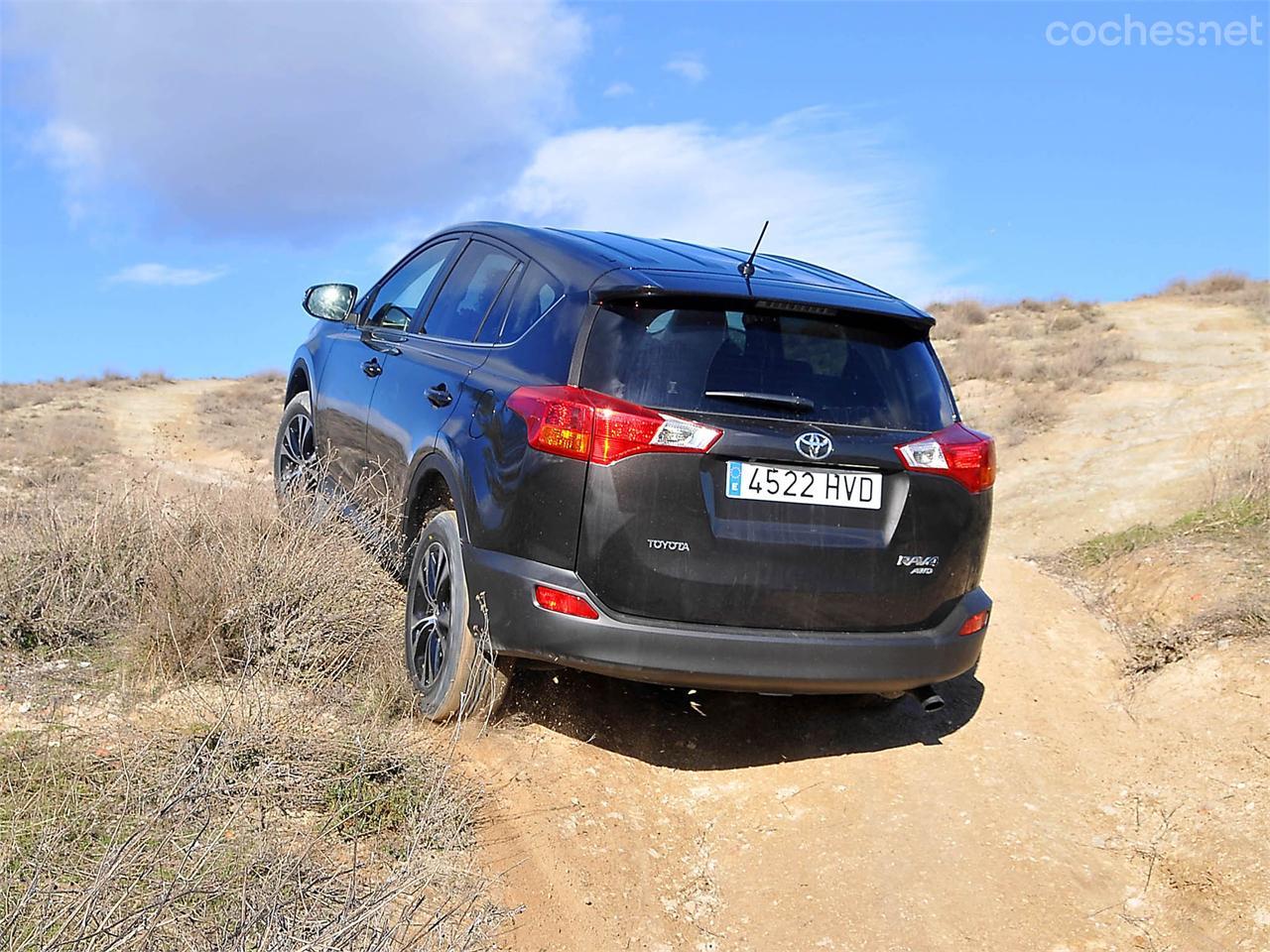 En los pequeños franqueos demuestra que, pese a ser un SUV, sigue siendo un Toyota.